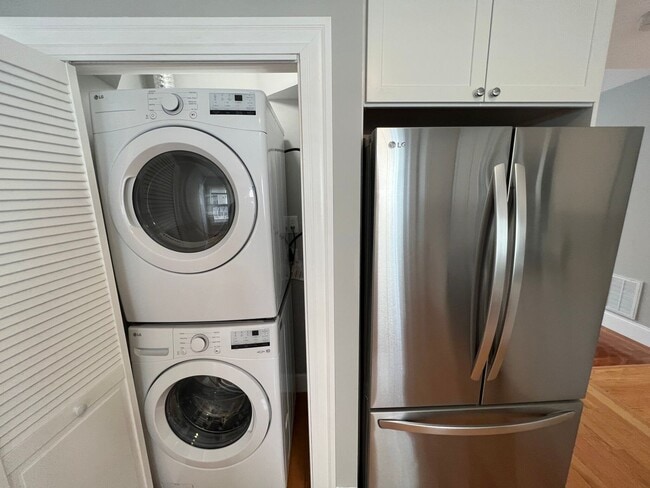 Building Photo - Renovated 4 bed 2 baths in Somerville.... Don't miss out!