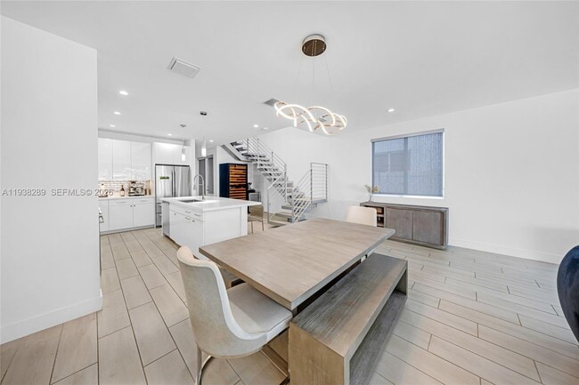 Building Photo - 817 NE 17th Way