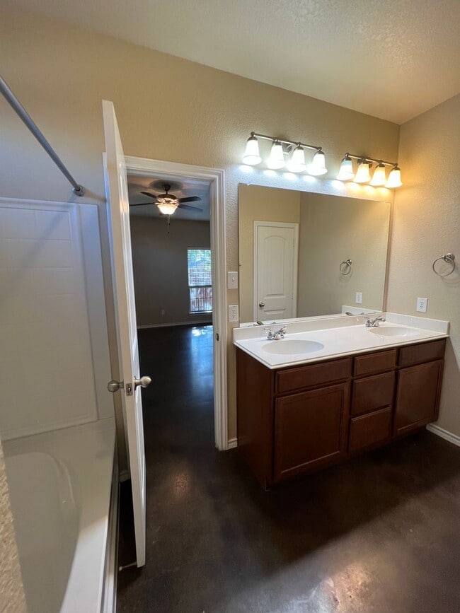 Building Photo - 908 Sun Down, Stephenville, TX 76401