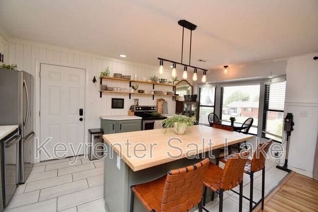 Building Photo - 159 W 2200 S