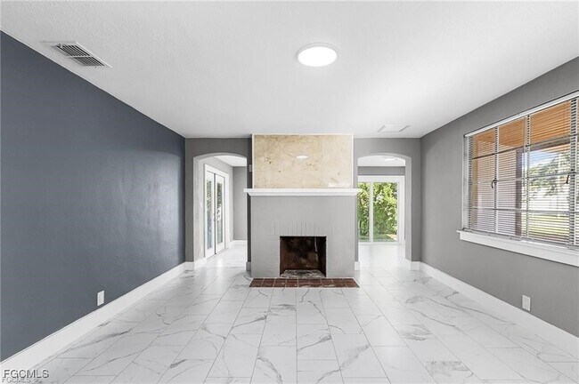 Building Photo - 4472 E Riverside Dr