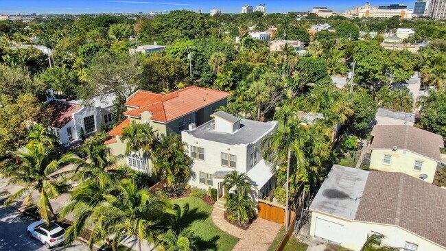 Building Photo - 607 Flamingo Dr