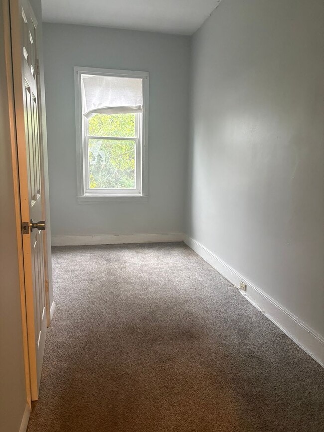 Building Photo - Section 8 Allowed-4 Bedroom 1 Bath House, Garage, Fenced Yard-York City SD