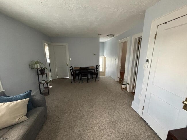 Building Photo - 61 Circle Dr