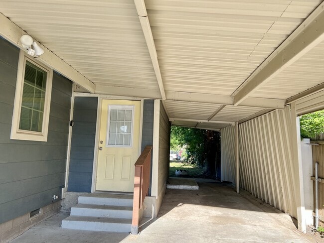 Building Photo - 107 N Gillette Ave