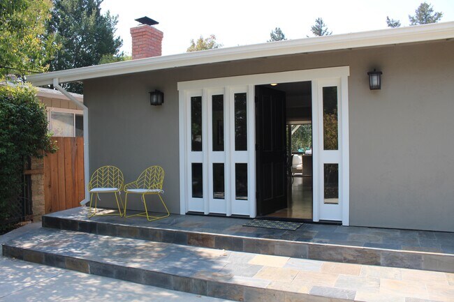 entrance - 1077 Valley View St