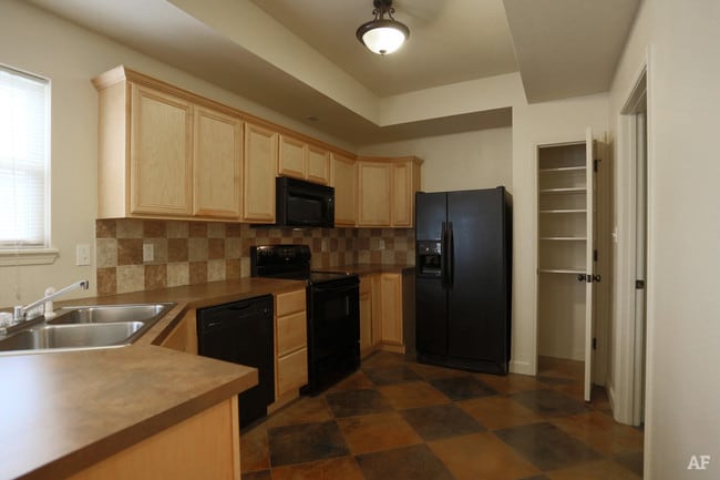 Building Photo - 3213-3215 Jenne Hill Dr