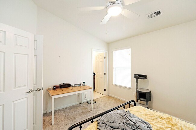 Building Photo - Pet-Friendly Townhome Convenient to UVA & Downtown