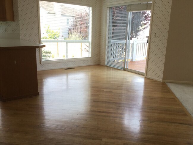 Building Photo - RARE OPPORTUNITY - 4 beds and 2.5 bath in ...