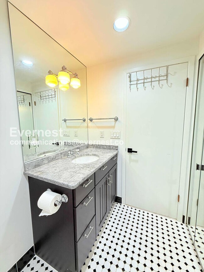 Building Photo - 2 Bed/1.5 Bath Condo with In-Unit Laundry / Vouchers Accepted / Available Now!