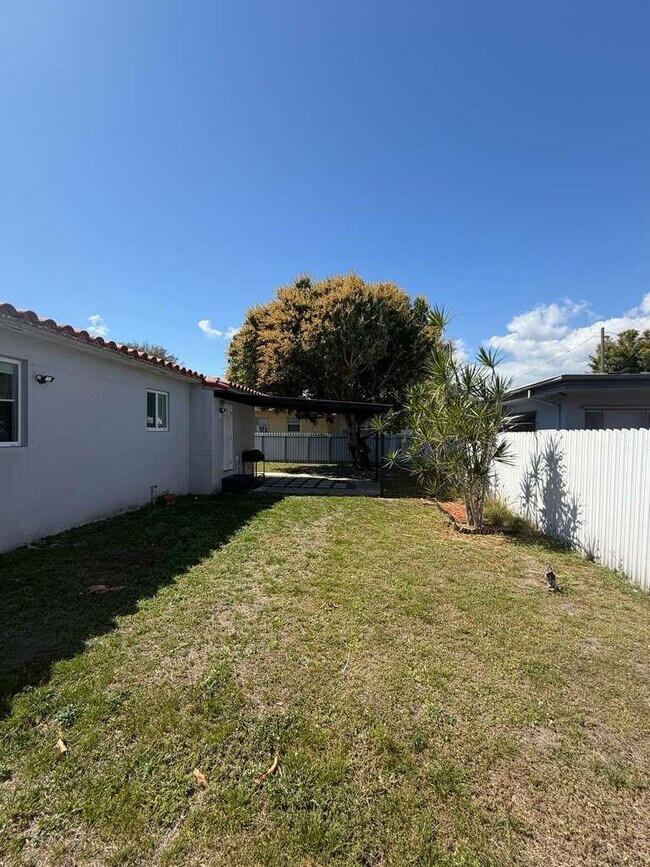 Building Photo - 2815 Van Buren St