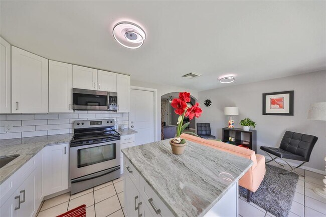 Building Photo - 6025 Florida Cir S