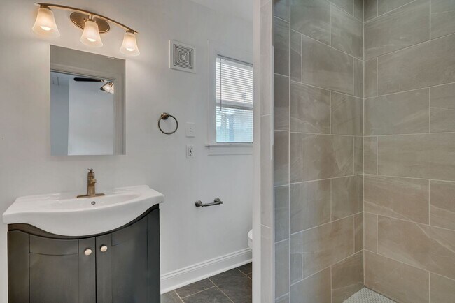 Building Photo - Remodeled house in great location in East Nashville