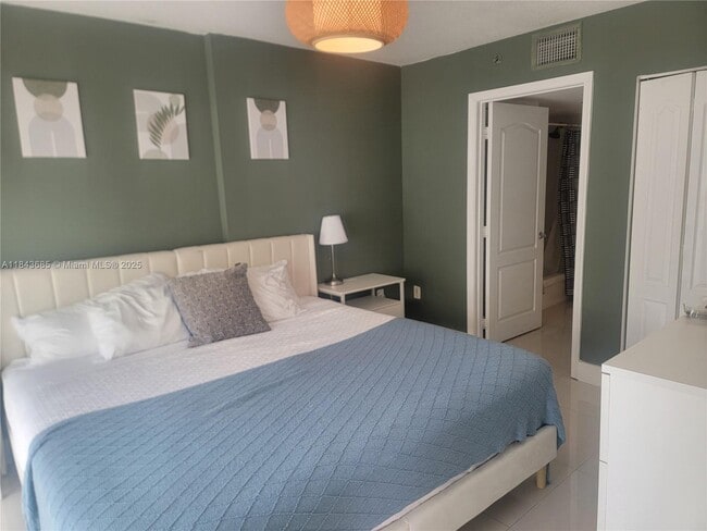 Building Photo - 1200 Brickell Bay Dr