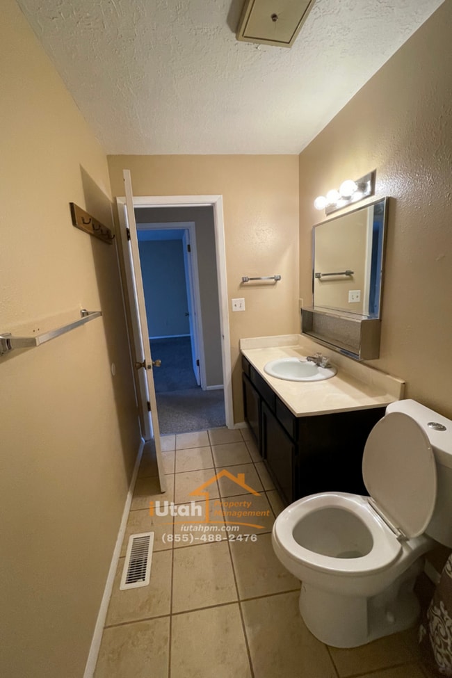 Building Photo - 2 bdrm 1 bath Duplex- Coming soon