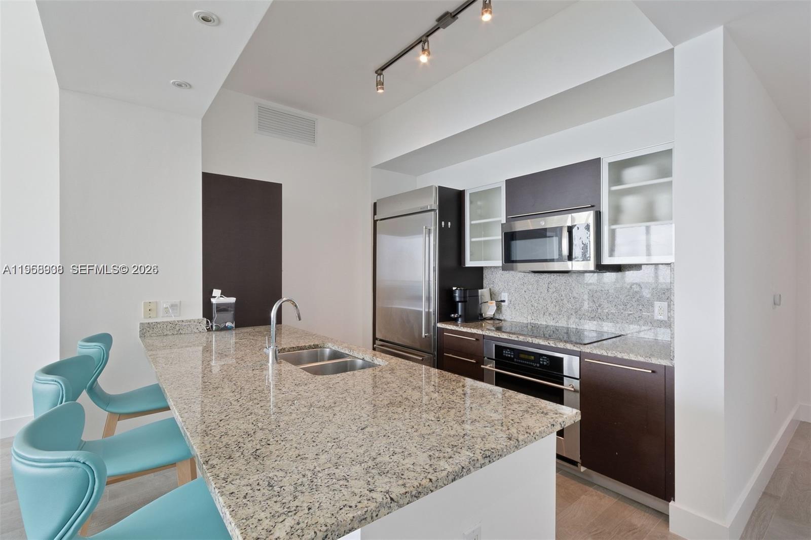 Building Photo - 950 Brickell Bay Dr