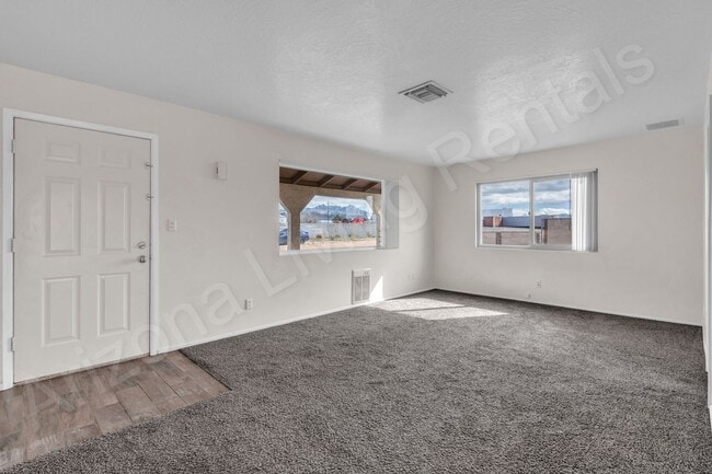 Building Photo - PET FRIENDLY CENTRALLY LOCATED ON ONE ACRE