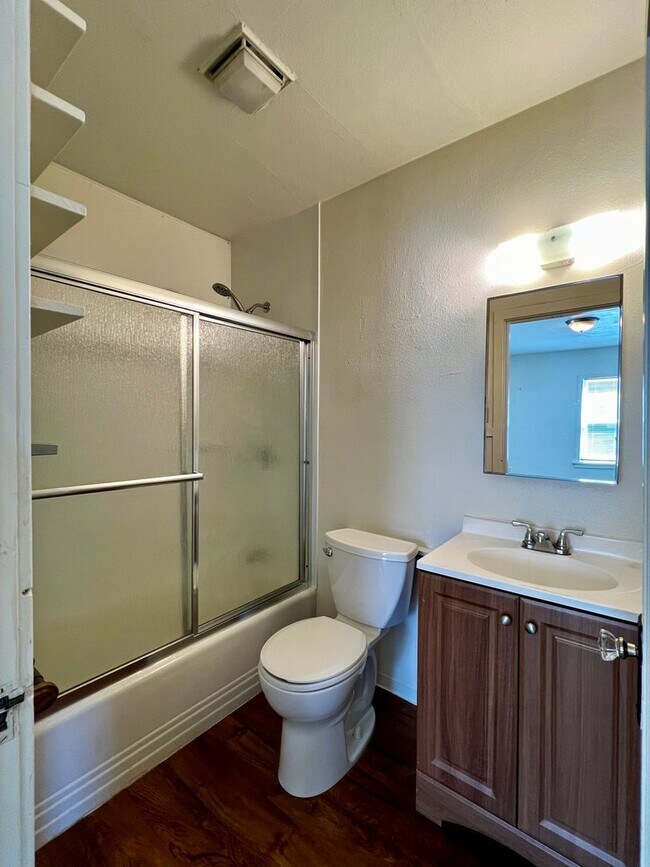 Building Photo - H102