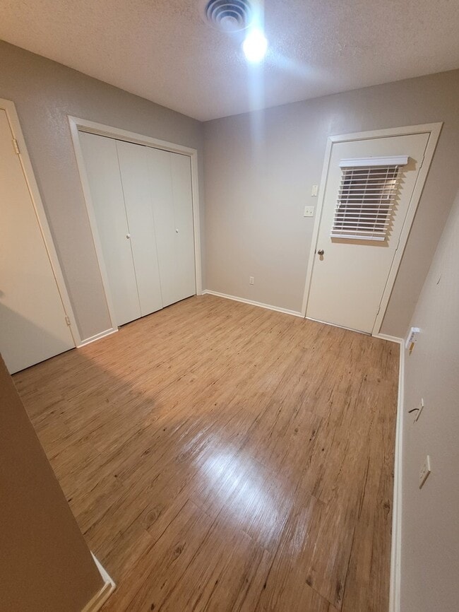 Building Photo - 2 bed 2 bath townhome with 1 car garage