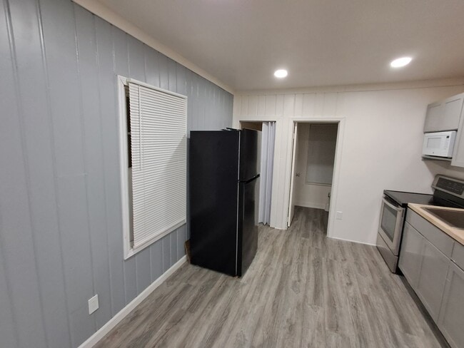 Building Photo - 2-bedroom, newly remodeled home on Flint's far east side