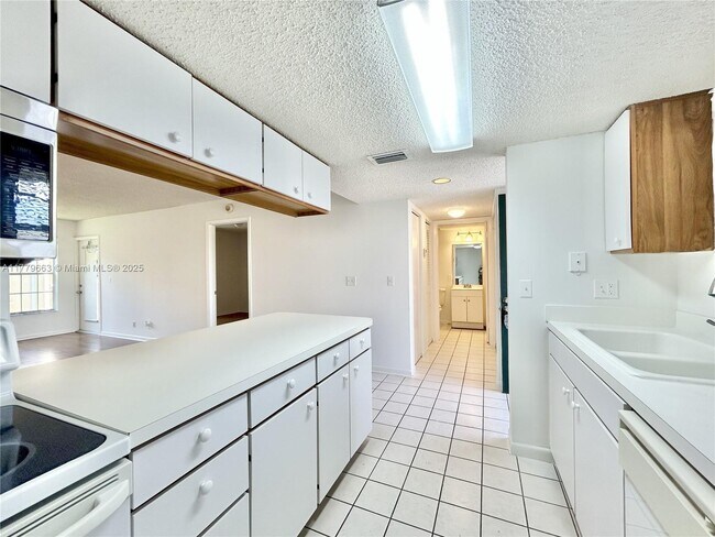 Building Photo - 6331 La Costa Dr