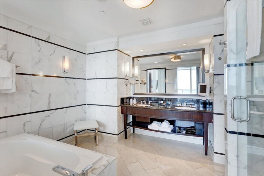 Building Photo - 4391 Collins Ave