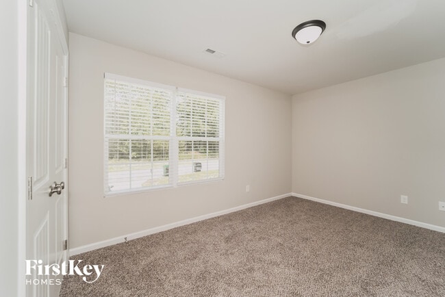 Building Photo - 13130 Circle Dr