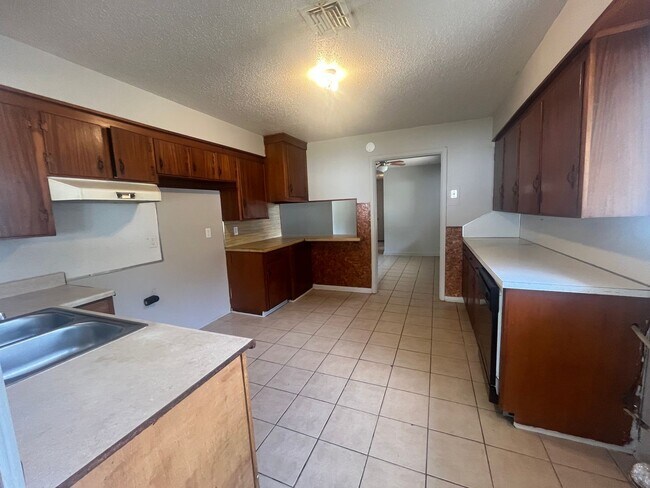 Building Photo - Nice large 3 BR. 1.5 Bath home for rent in Lonoke