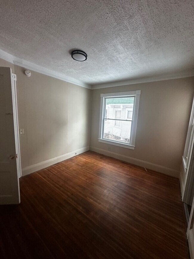 Building Photo - 207 Kenwood Ave