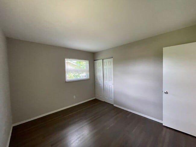 Building Photo - Amazing 3 bedroom 2 bathroom house availab...