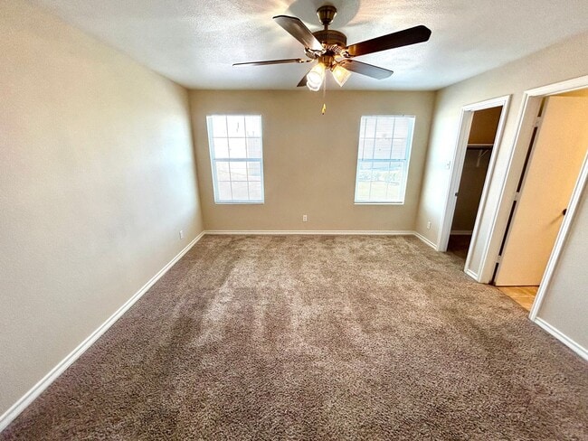 Building Photo - AVAILABLE NOW! 3 Bedroom 2.5 Bathroom Town...