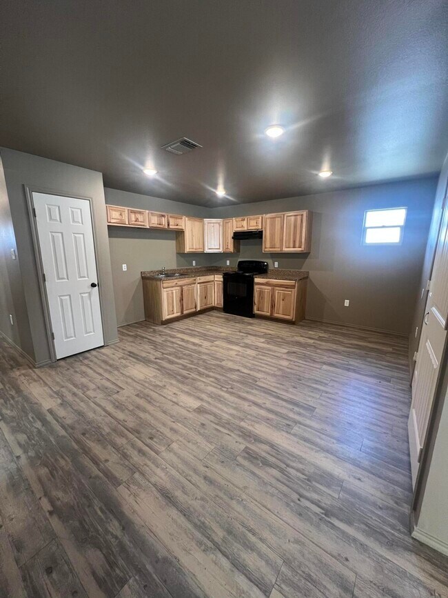 Building Photo - 1505 E 6th St