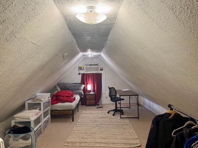 Building Photo - 5 Bedroom/ 2 Bathroom on Fairview Mins. from UC Campus Only $695/pp ($3475/mo)!