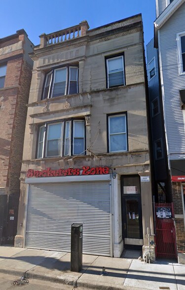 Building Photo - 3326 N Clark St
