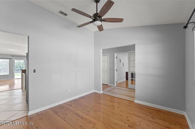 Building Photo - 1333 Lindseys Xing Dr
