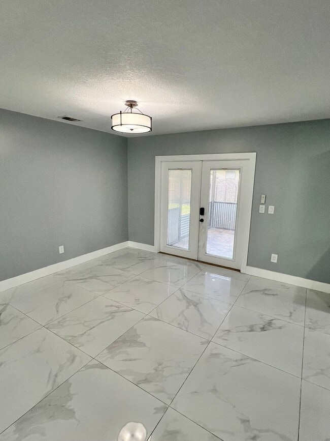 Building Photo - NEWLY RENOVATED 3 BEDROOM 2 BATH HOME- TIL...