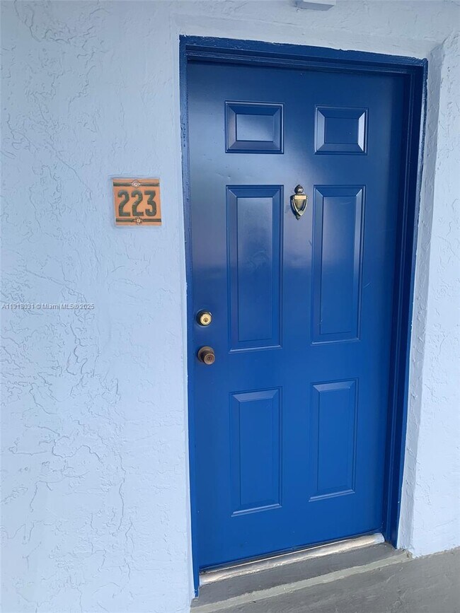 Building Photo - 9460 Fontainebleau Blvd