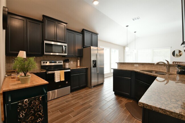 Building Photo - 221 Lake Estates Dr