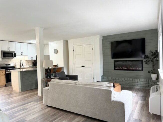 Building Photo - 1 Bed, 1 Bath Furnished Apartment  – Great Location & Amenities! Flexible Lease Terms Available