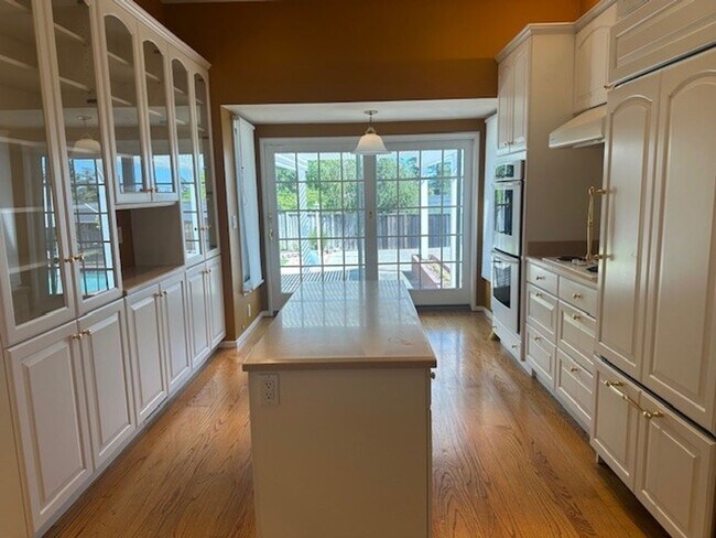 Building Photo - Historic Home On Huge Lot With Swimming Po...