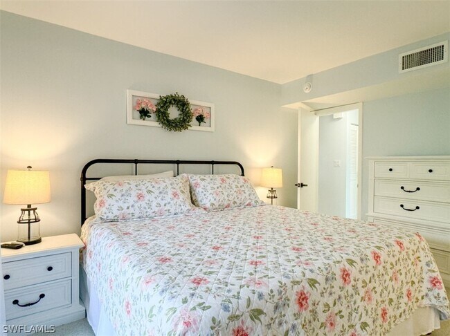 Building Photo - 788 Park Shore Dr