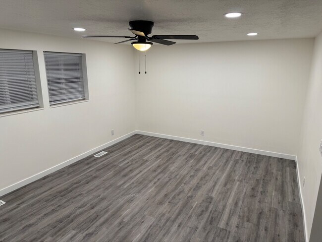 Building Photo - 5579 S 2800 W