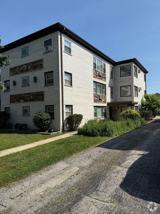 Building Photo - 509 Summit Ave