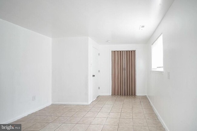 Building Photo - 220 College Dr