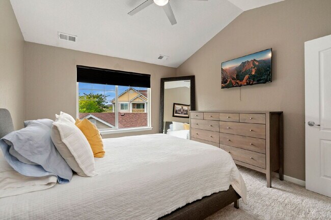 Building Photo - Bright & Spacious 2 Bedroom, 2 Bath Condo