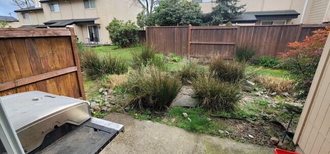 Building Photo - Updated Townhouse with Community Pool