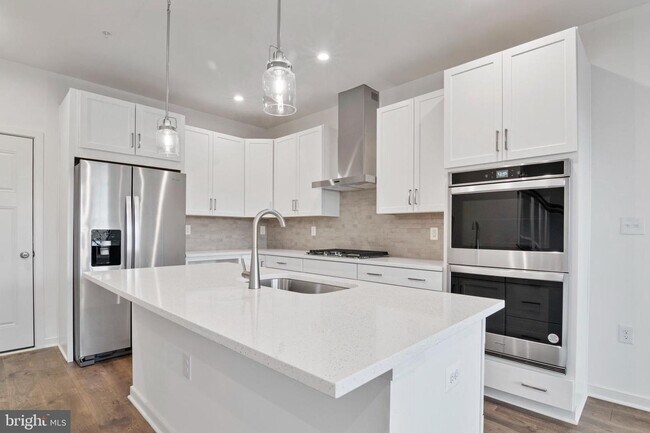 Building Photo - This stunning luxury 2-story condo has 3 beds & 2.5 baths with over 1500 sq ft of living space.