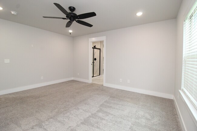 Building Photo - 11 Hillswick Dr