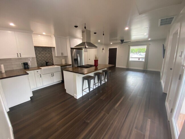 Building Photo - Modern Spanish Bungalow Steps from Downtow...