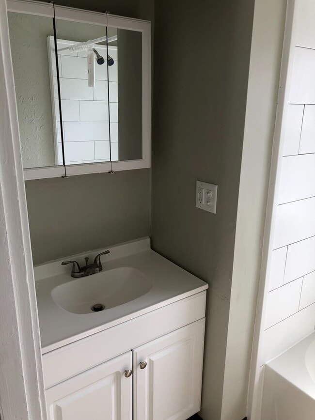 Building Photo - 1025 Weng Ave